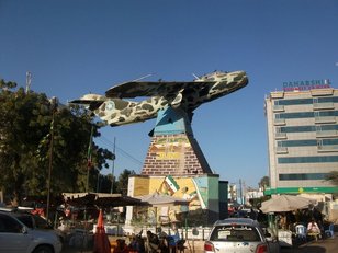 Monument commémoratif de la guerre. Il s'agit d'un MIG-17 de l'armée somalienne (ennemie des indépendantistes du Somaliland).