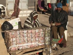 Changeuse de monnaie à Hargeisa. Les changeurs sont nombreux, mais convertissent essentiellement des US$ en Shillings du Somaliland.