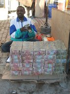 Changeur de monnaie à Hargeisa. Les changeurs sont nombreux, mais convertissent essentiellement des US$ en Shillings du Somaliland.