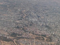 Hargeisa vue d'avion. Le Nord est vers la droite de l'image. On reconnait le centre-ville juste au Nord de la rivière (un peu à droite du centre de la photo).