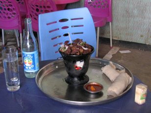 Le repas le pluc cher : 130 Birrs avec la boisson soit 4,10 Euros (Mojo).