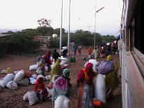 On charge des produits agricoles qui seront vendus à Djibouti. En sens inverse on ramènera de l'huile de cuisson et du concentré de tomates.