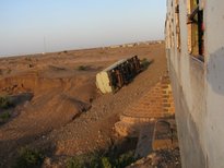 Sur le trajet on voit plusieurs wagons accidentés.