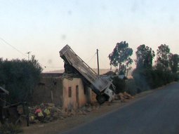 Situation spectaculaire après un accident (entre Dire Dawa et Harar).