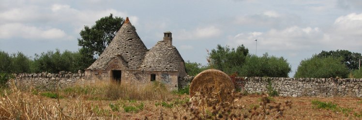 Trulli dans la campagne près de Monopoli