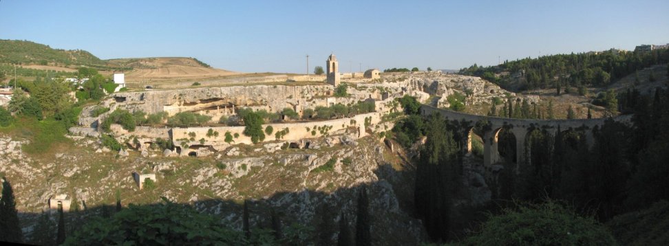 Le ravin de Gravina in Puglia, avec l'habitat troglodyte et le pont