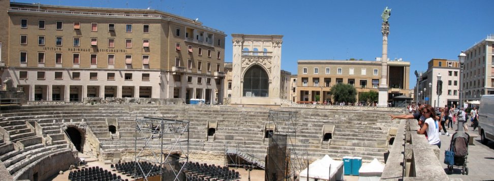 Panorama de Lecce : l'Amphithéâtre romain et la Piazza Sant'Oronzo