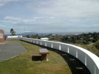 Le monument US. Au fond, l'ile de Savo.
