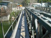 Pont sur la rivière Mataniko (Honiara). Il manque des planches et des barres