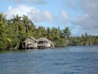 Maisons sur le Lac Te 'nggano (Rennell Island)