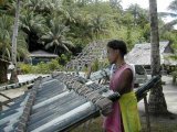 Jeune Micronésien jouant de la musique près de Gizo (Western Province)