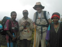 D'autres voyageurs ont pris des porteurs D'autres voyageurs ont pris des porteurs