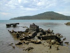 Restes d'une barge près de Kimbe