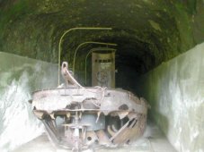 Barge japonaise dans un tunnel entre Rabaul et Kokopo Barge japonaise dans un tunnel entre Rabaul et Kokopo