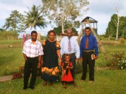 Josephine, son mari, ses deux enfants et un collègue enseignant Josephine, son mari, ses deux enfants et un collègue enseignant
