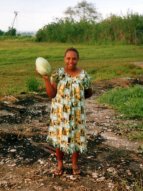 Josephine avec une pastèque Josephine avec une pastèque
