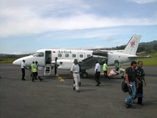 Avion de Airlink (atterrisage à Wewak) Avion de Airlink (atterrisage à Wewak)