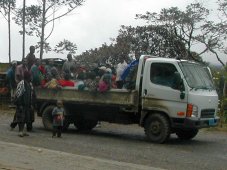 On se serre dans la benne du camion