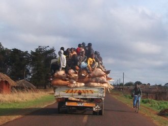 Camion au Mozambique : marchandises et passagers