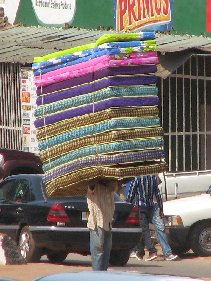 Livreur de matelas à Kigali