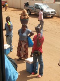 Vendeurs à l'arrêt d'autobus de Maxixe