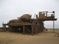 ancien derrick de pétrole au sud de Torra Bay ; c'est maintenant l'habitat de chacals et d'oiseaux marins