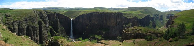 vue panoramique de la cascade et des falaises à Semonkong