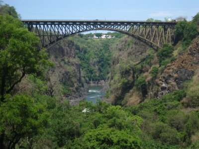 Le Pont sur le Zambeze, entre la Zambie (à gauche) et le Zimbabwe (à droite)