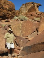 Guide sur le site de Twyfel fontein devant les gravures les plus connues