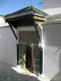 La porte menant au puits et aux tombes La porte menant au puits et aux tombes
