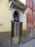 Une belle porte dans une petite rue Une belle porte dans une petite rue