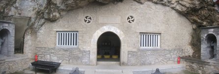 temple dans une grotte à Qianling
