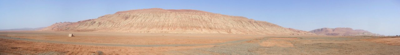 Les Monts Flamboyants vus depuis la Dépression de Turpan