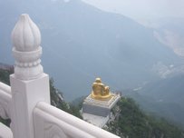 le Buddha doré vu du sommet de Qianling