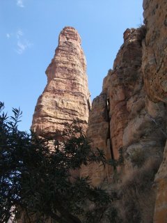 La montagne dans laquelle a été creusée l'église Abuna Yemata Guh