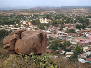 Babile vue des rochers de granite qui la surplombent