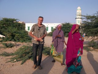 Jeunezs filles timides à Berbera. C'est une de leur copines qui prend la photo.