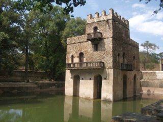 Bain de Fasilidas à Gondar. On le remplit en préparation des festivités de Timkat