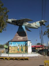 Le Mig avec la peinture représentant la guerre : coté Ouest