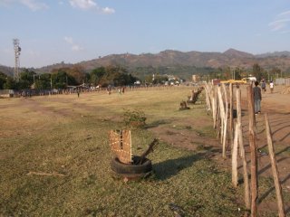 Piste d'aterrisage, pâturage et terrain de football à Jinka