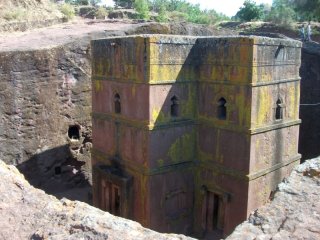 Église Saint-Georges à Lalibela, entièrement taillée dans la roche