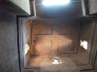 A l'intérieur de l'église Saint-Georges à Lalibela (vue du plafond)