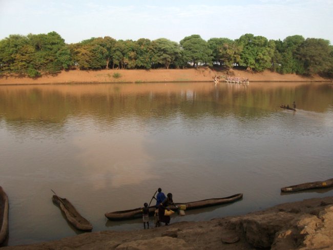 La Rivière Omo à Omorate au lever du soleil. Elle coule vers le sud (vers la gauche)