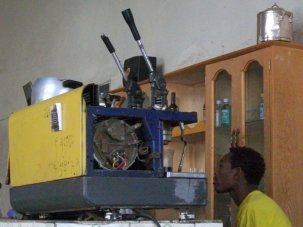 Café à Dire Dawa. Machine avec manettes pour mettre en pression