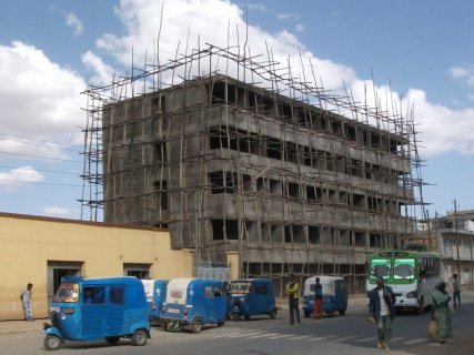 Échafaudage à Aksum. On voit aussi les tuk-tuks, appelés Bajaj (nom du constructeur indien)