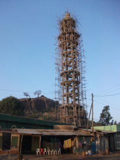 Échafaudage à Babile, pour le minaret d'une nouvelle mosquée. A l'arrière plan on voit les blocs de granite, nombreux près de Babile.