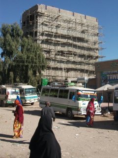 Échafaudages à Hargeisa (Somaliland). Même principe qu'en Éthiopie.