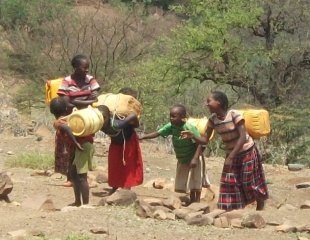Corvée d'eau pour les enfants de Konso