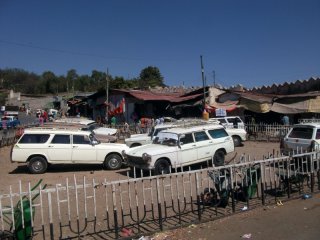 Véhicules utilitaires (Peugeot 404) à Harar