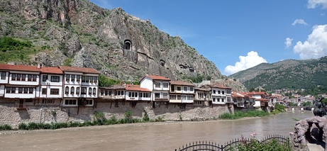 Amasya, la ville du géographe grec Strabon, avec vue des tombes des rois du Pont Amasya et les tombes des rois du Pont
